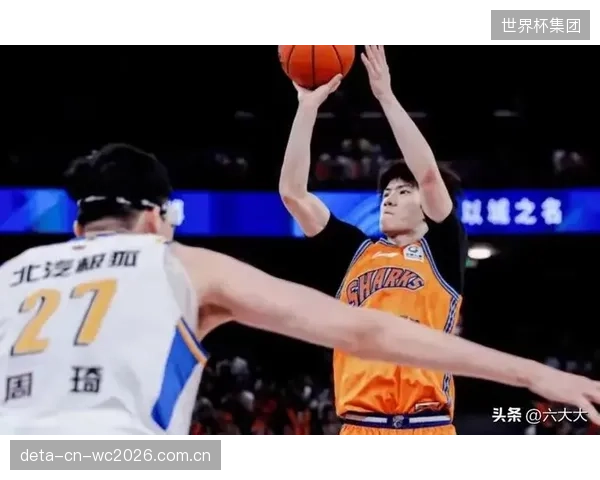 上海男篮季后赛仅负两场，高效的晋级之路验证了主教练卢伟战术体系的卓越性。